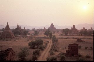 Le soleil se couche sur les 2 000 temples de Pagan en Birmanie